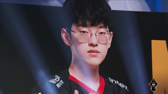 东体：海港落地成都感叹凉爽，昨日安排泳池恢复运动