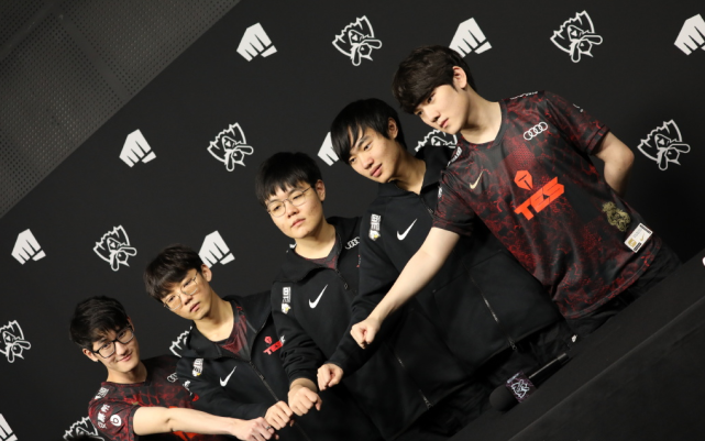 体育NBA：詹眉空砍59分 湖人106-108森林狼