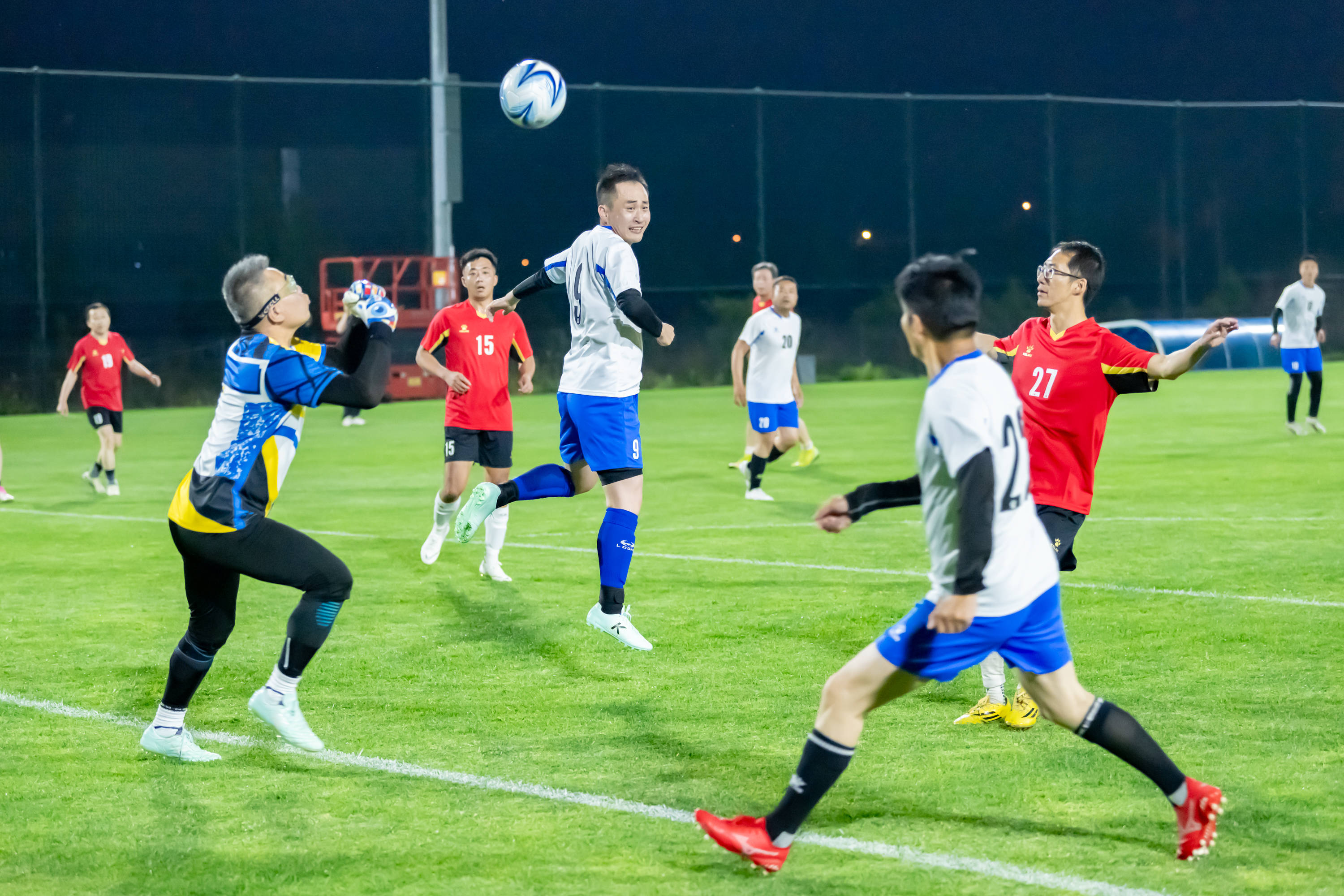 纽约洋基队在 2000 年完成三连冠，确立了跨世纪的王朝地位